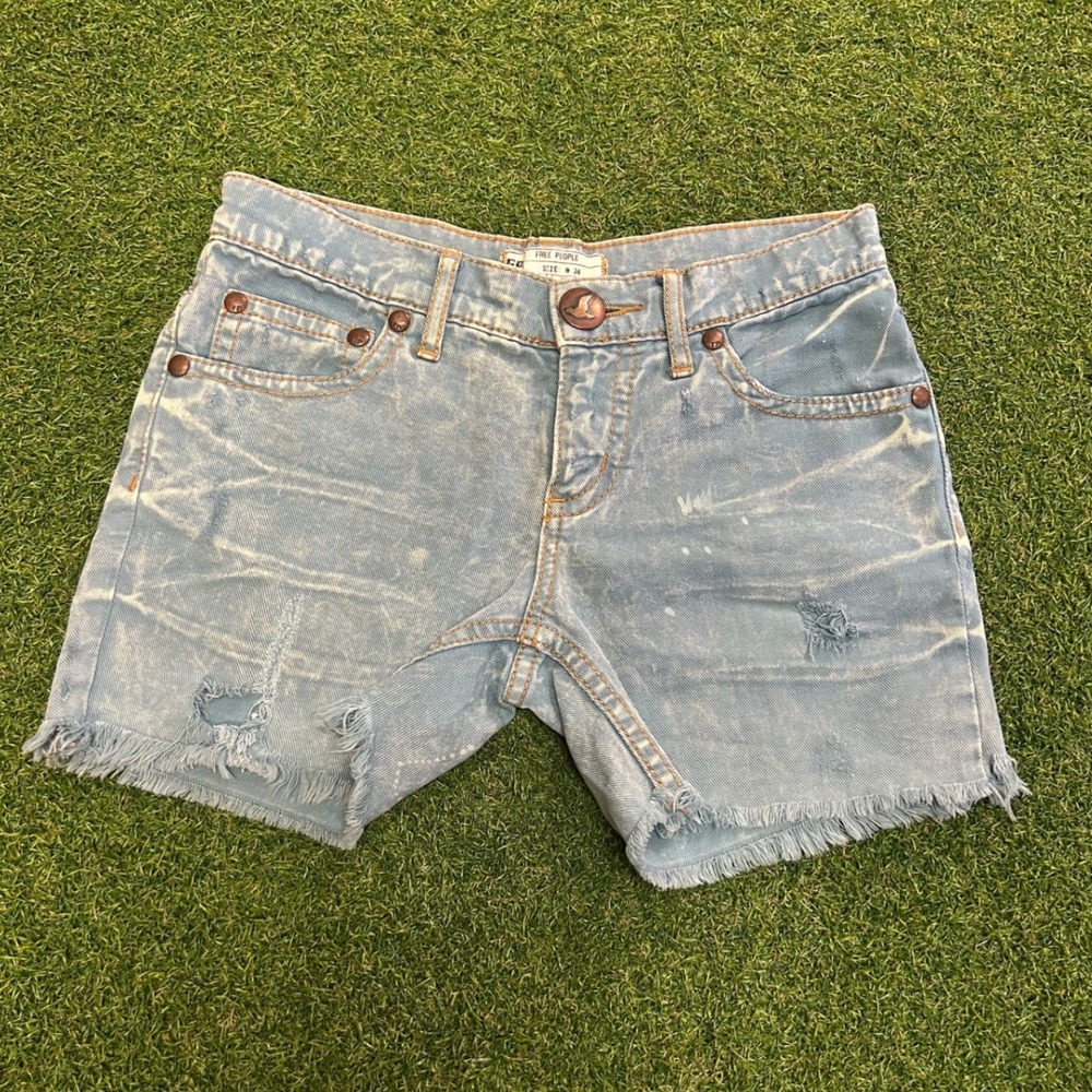 Free People Light Wash Distressed Denim Shorts Size 24 Frayed Hem Acid Wash